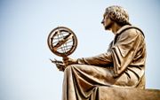 In de Poolse hoofdstad Warschau staat een standbeeld van Nicolaas Copernicus. beeld iStock