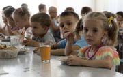 Van oorsprong Oekraïense weeskinderen eten in kamp in het zuidwesten van Rusland. De foto is vorig jaar juli genomen. beeld AP
