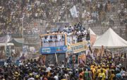 De bus van de Nigeriaanse presidentskandidaat Bola Tinubu arriveert dinsdag in het Teslim Balogun Stadium van de miljoenenstad Lagos voor de slotcampagne. beeld AFP, John Wessels