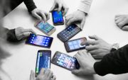 „Het feit dat tieners en jongeren voortdurend op hun telefoon ‘zitten’, heeft gevaren en nadelen", aldus de jeugdbond HGJB. beeld RD, Henk Visscher