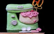 Ronél van der Poel maakte deze vintage keukenmachinetaart. beeld Ronel van der Poel