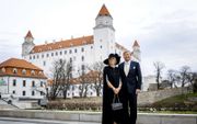 Koning Willem-Alexander en koningin Máxima woensdag bij het Kasteel van Bratislava. beeld ANP, Remko de Waal