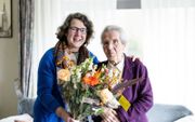 Heleen Baaijens geeft haar moeder van 91 een bloemetje. „Ze heeft haar hele leven voor mij gezorgd en nu doet ze dat nog steeds.”
