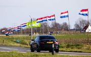 Langs de A58 in Goes zijn Nederlandse vlaggen goed opgehangen na de overwinning van de BoerBurgerBeweging (BBB) tijdens de Provinciale Statenverkiezingen. beeld ANP JEFFREY GROENEWEG