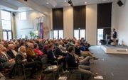 Prof. Bart Wallet spreekt voor een volle zaal in Gouda. beeld Martin Droog