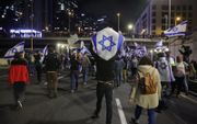 Israëlische betogers zaterdag in Tel Aviv. Demonstranten gaan al wekenlang de straat op uit onvrede over de geplande juridische hervormingen. beeld EPA, ABIR SULTAN