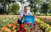 Patrick Wijnhoven bij de roos die hij naar Matchis vernoemde. De rozenkweker uit Limburg onderging op zijn 27e een levensreddende stamceltransplantatie. beeld Marleen Wijnen