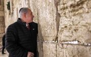 Netanyahu bij de Klaagmuur. beeld AFP, GIL COHEN-MAGEN