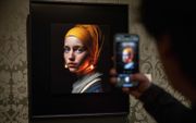 Een door Artificial Intelligence gecreëerd kunstwerk van digitaal kunstenaar Julian van Dieken, geïnspireerd door Het Meisje met de Parel van Johannes Vermeer. beeld AFP, Simon Wohlfahrt