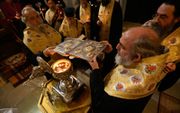 „De Grieks-orthodoxe patriarch van Jeruzalem, Theophilos III, en de anglicaanse aartsbisschop in Jeruzalem, Hosam Naoum, hebben het mengsel gewijd.” beeld AFP, Patriarchaat van Jeruzalem, Buckingham Palace