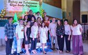 Feest op het Filipijnse eiland Luzon bij de presentatie van het Nieuwe Testament in het Viracnon. beeld Nederlands Bijbel Genootschap