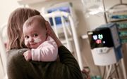 Een baby op een kinder-ic in een Berlijns ziekenhuis. Er zijn vaccins tegen het RS-virus in de maak die mogelijk een hoop leed kunnen voorkomen. beeld EPA, Filip Singer