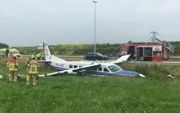 Een Cessna 208B Grand Caravan belandde met een vleugel op de vangrail van de A50 na een noodlanding bij vliegveld Teuge. beeld RD