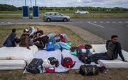 Afgelopen zomer moesten honderden asielzoekers bij het aanmeldcentrum in Ter Apel buiten slapen. Dit jaar wordt een enorme toevloed van vreemdelingen verwacht. beeld ANP, Vincent Jannink