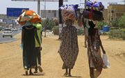 Vrouwen op de vlucht in Khartoum. beeld AFP