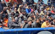 Een schip met 600 op zee geredde migranten komt aan in de haven van Catania, op het Italiaanse eiland Sicilië, 12 april. beeld EPA, Orietta Scardino