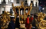 De kroningsprocessie baant zich een weg naar Admiralty Arch tijdens de repetitie voor de kroning van koning Charles III in Londen. beeld EPA, Andy Rain