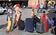 Sudanese vluchtelingen buiten het treinstation van Aswan, Egypte. beeld EPA, Khaled Elfiqi