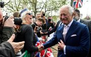 De Britse koning Charles III ontmoet het publiek in de buurt van het Buckingham Palace in het centrum van Londen. beeld AFP, Toby Melville