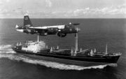 Een Amerikaans vliegtuig begeleidt een Sovjet-vrachtschip dat op 5 december 1962 met 12 bommenwerpers aan boord de Cubaanse havenstad Nuevitas verlaat. beeld Wikimedia