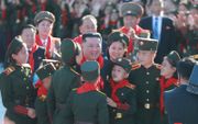 De interne propaganda in Noord-Korea is gericht op absolute loyaliteit aan leider Kim Jong-un (midden). beeld AFP/KCNA