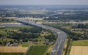 „We gaan toch ook niet de maximumsnelheid in Vlissingen verlagen omdat veel automobilisten in Groningen en Nijmegen te hard te rijden?” Foto: de A50 en de Tacitusbrug over de Waal. beeld ANP, Sem van der Wal