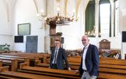 Ds. E. van den Noort (l.) en drs. P.J. Vergunst in het kerkgebouw van de hervormde gemeente in Nijkerk. beeld RD, Anton Dommerholt
