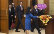Minister van Buitenlandse Zaken Wopke Hoekstra (midden) en zijn Chinese ambtgenoot Qin Gang (rechts) dinsdag na hun ontmoeting in Peking. beeld EPA, Thomas Peter
