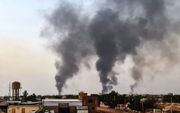 Rookwolken boven Khartoem, woensdag. beeld AFP
