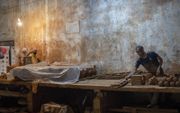 Pottenbakkers werken in een keramiekfabriek in Rabat, Marokko. beeld EPA, Jalal Morchidi