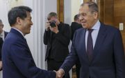 De Chinese gezant Lui Hui (l.) schudt de Russische minister van Buitenlandse Zaken, Sergej Lavrov, de hand. beeld EPA