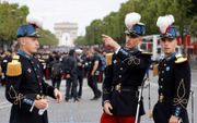 Kandidaat-officieren van de militaire academie Saint-Cyr op de Champs-Elysées. beeld AFP, Ludovic Marin
