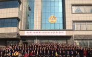 Afgestudeerden voor het gebouw van de Pyongyang University of Science and Technology. beeld Polaris Images
