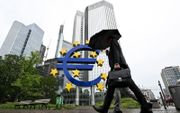 Een man loopt voorbij het voormalige gebouw van de Europese Centrale Bank (ECB) in het Duitse Frankfurt am Main. beeld AFP, Kirill Kudryavtsev