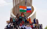 Demonstranten in Niger tonen de vlag van hun land en die van Rusland. beeld EPA, Issifou Djibo