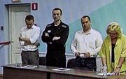 Navalny (in het zwart) hoort zijn straf. beeld AFP, Alexander NEMENOV
