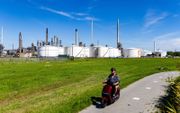 De raffinaderij van Shell in de Rotterdamse haven. Het olieconcern neemt deel aan het Porthosproject.  beeld ANP, Jeffrey Groeneweg 
