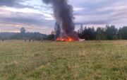 Het brandende wrak van het vliegtuig waar naar alle waarschijnlijkheid Wagnerbaas Jevgeni Prigozjin in zat. beeld AFP