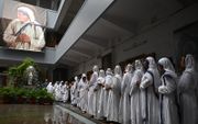 Nonnen wonen een speciaal gebed bij ter gelegenheid van de sterfdag van Moeder Teresa in het Moederhuis in Calcutta, India. beeld AFP, Dibyangshu Sarkar