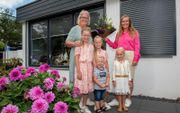 Marianne van Spronsen-Geluk (r.), haar kinderen en een neefje geven een bloemetje aan hun moeder en oma, Liesbeth Geluk-Schipper. beeld Henk Copier