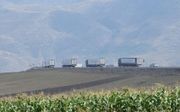Vrachtwagens met Franse humanitaire hulp voor de door Armeniërs bevolkte afgescheiden regio Nagorno-Karabach rijden op 30 augustus 2023 richting de Lachin corridor, de enige landverbinding van Karabach met Armenië. beeld AFP, Karen MINASYAN