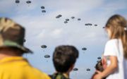 Airborne Luchtlandingen op de Ginkelse Heide bij Ede, zaterdagochtend. beeld ANP, Jeroen Jumelet