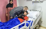 Na de aardbeving bezocht koning Mohammed gewonden in het ziekenhuis. beeld AFP