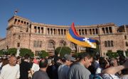 Armeniërs protesteren in de hoofdstad Jerevan om de regering ertoe te bewegen te reageren op de militaire operatie van Azerbeidzjan tegen de afgescheiden regio Nagorno-Karabach. beeld AFP, Karen MINASYAN