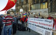 Bij de Dom van Keulen vond een tegendemonstratie plaats toen daar uit protest homostellen werden gezegend. beeld EPA, Christopher Neundorf