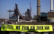 Klimaatactivisten demonstreren bij staalfabriek Tata Steel IJmuiden. beeld ANP, Ramon van Flymen