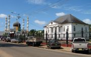 In Paramaribo staat een synagoge naast een moskee. beeld Armand Snijders