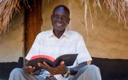 Een inwoner van Zuid-Soedan leest in zijn Bijbel. beeld Wyliffe