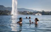 Het Meer van Genève, donderdag. Zwitserland beleeft ongewoon hoge temperaturen voor de tijd van het jaar. beeld AFP, Fabrice Coffrini