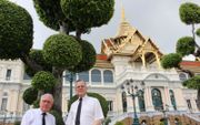 Ds. A.A. Brugge (rechts) en ds. A.A. Egas bij het Grand Palace in hartje Bangkok. beeld Riekelt Pasterkamp